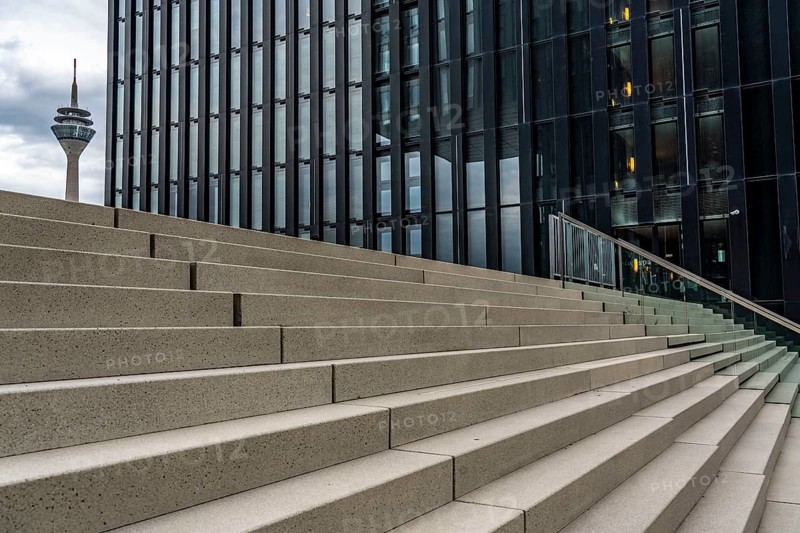 Media Harbour, Düsseldorf, stairs at the Hyatt Hotel, harbour tip, Rhine Tower, former harbour, a mixture of offices, companies, hotels, restaurants, trendy district, nightlife district, galleries, marina, Düsseldorf, Rhineland, North Rhine-Westphalia, Germany, Europe