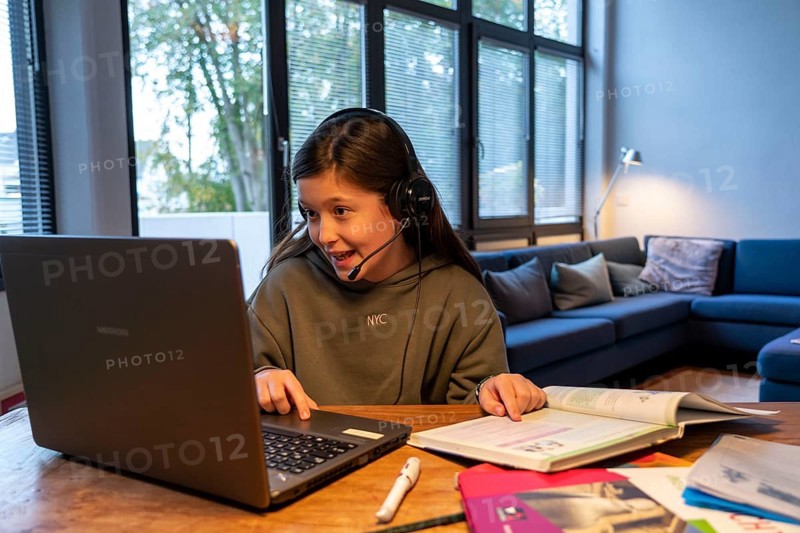 Homeschooling, girl, 11 years old, learns at home, home learning, lessons at home, distance learning, chat with teachers and classmates via laptop, symbolic image