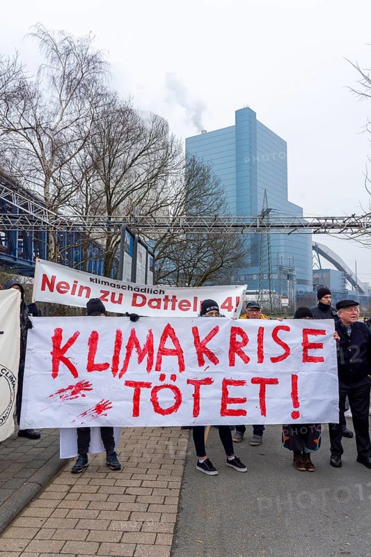 Protest action by the Fridays For Future movement at the Datteln 4 coal-fired power plant, against the commissioning of the power plant, as part of the coal compromise, the Uniper power plant is scheduled to go online in summer 2020