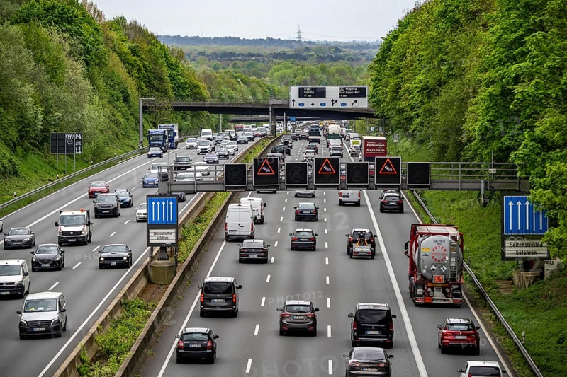 The A3 motorway, heavy traffic on 8 lanes, including the temporarily open hard shoulder, in front of the Hilden motorway junction, looking south, near Erkrath, traffic jam after accident, information board showing delays, North Rhine-Westphalia, Germany, Europe