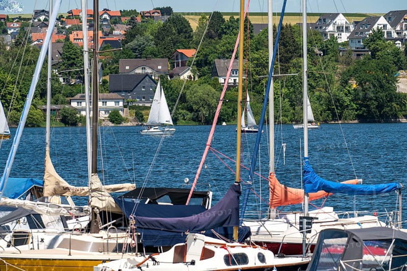 Lake Möhne, dam in the northern Sauerland, sailing boats, marina on the southern shore, North Rhine-Westphalia, Germany, Europe