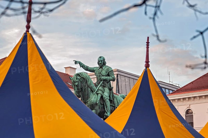 Tents at the Christmas market on Wittelsbacher Platz with monument to Elector Maximilian I, Munich, Bavaria, Germany, Europe