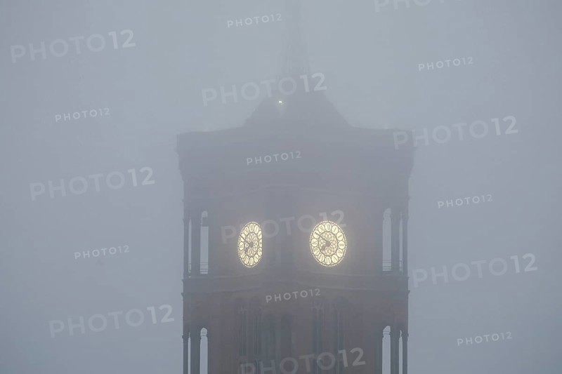 Heavy fog at the tower of the Rotes Rathaus, Berlin, 17.01.2025, Berlin, Berlin, Germany, Europe