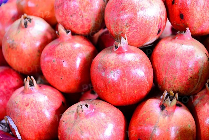 Pomegranates (Punica granatum) for sale, Mysore, Karnataka, South India, Pile of fresh red pomegranates on a fruit stall, Mysore, Karnataka, South India, India, Asia