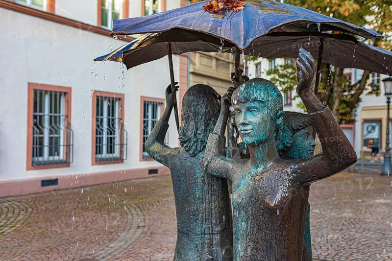 Girls' fountain on the Ballplatz in Mainz, Rhineland-Palatinate, Germany, Europe