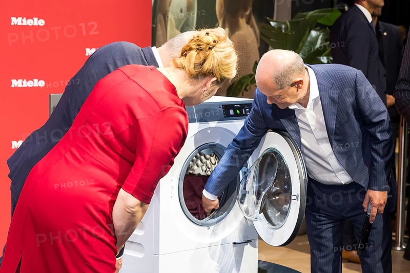 Kai Wegner (Governing Mayor of Berlin, CDU), Franziska Giffey (Senator for Economics, Energy and Public Enterprises and Mayor of Berlin, SPD) and Olaf Scholz (Chancellor of the Federal Republic of Germany, SPD) look into a new Miele washing machine during a press tour of the IFA (Internationale Funkausstellung) exhibition at the exhibition grounds, Berlin, 06/09/2024