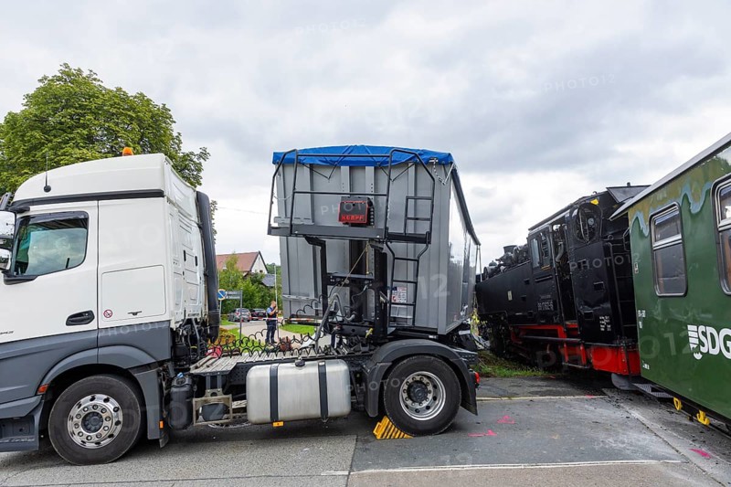 There was a serious accident between a train on the Weißeritz Valley Railway and a lorry from the district of Central Saxony at the level crossing just in front of the Dippoldiswalde stop. The steam locomotive, built in 1933, was forced off the tracks, causing millions of euros worth of damage. Local residents reported an explosive bang., Engine accident on Weißeritztalbahn, Dippoldiswalde, Saxony, Germany, Europe