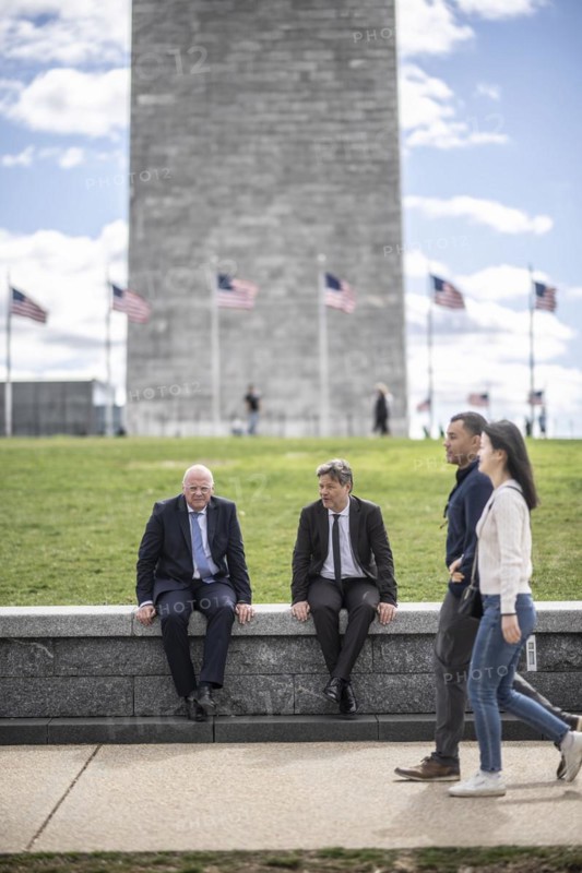 Trip by Robert Habeck, Federal Minister for Economic Affairs and Climate Protection, to the USA from 06-10 March 2024 With the German Ambassador between two appointments in front of the Washington Monument in Washington, 07 March 2024
