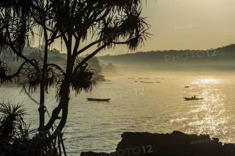 Bay of Nusa Lembongan in the morning, haze, morning mist, beach, bay, sea bay, coastal landscape, tropical, water, sea, ocean, coast, travel, holiday, tourism, sea view, seascape, holiday paradise, beach holiday, tourism, travel, tourism, summer, sun, sunset, tranquillity, serenity, summer holiday, evening sun, silhouette, evening sky, romantic, romance, lonely, sea, ocean, tropical, dream holiday, time out, nobody, paradise, long-distance trip, fishing boat, Asian, Bali, Indonesia, Asia