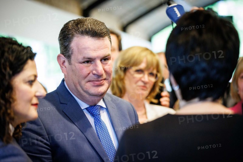 Hubertus Heil (SPD), Federal Minister of Labour and Social Affairs, visits the hairdressing salon Coiffeur Civan in Berlin, 22.04.2024
