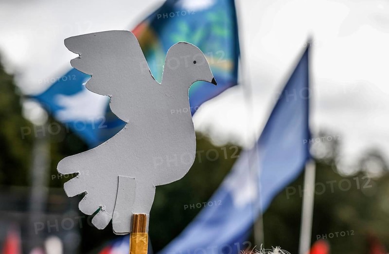 Demonstrator holding a peace dove during the demonstration Never again war, Berlin, 03.10.2024. The participants are against the stationing of US missiles in Germany, against the war in Ukraine and against German arms deliveries to Ukraine and Israel, Berlin, Berlin, Germany, Europe