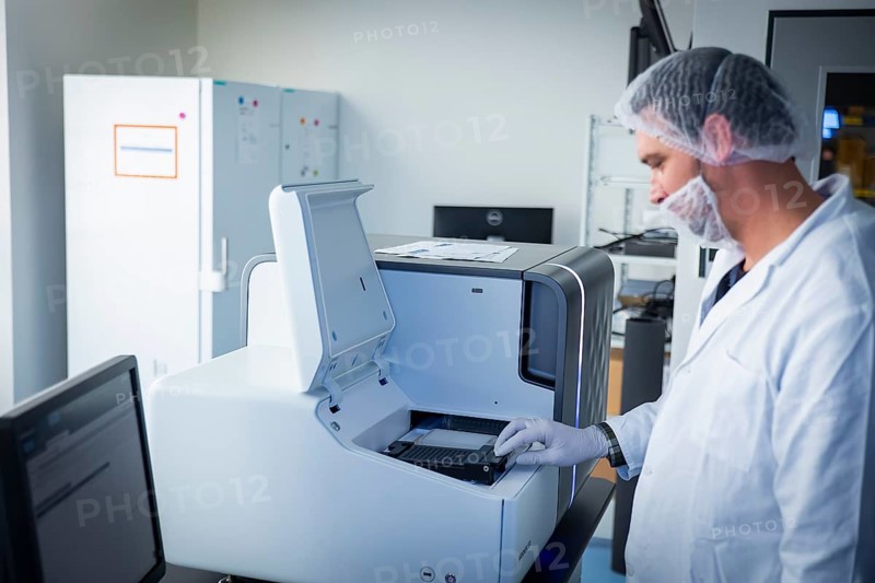 As a molecular genetic diagnostics company, Biotype GmbH is part of the Molecular Diagnostics Group (MDG), which works together with the bioinformatics company, qualitype GmbH, and the radiopharmaceutical company, ROTOP Pharmaka GmbH, on holistic solutions for precision medicine. MODAPLEX test device for versatile simultaneous PCR tests. Insertion of the PCR plate, Dresden, Saxony, Germany, Europe