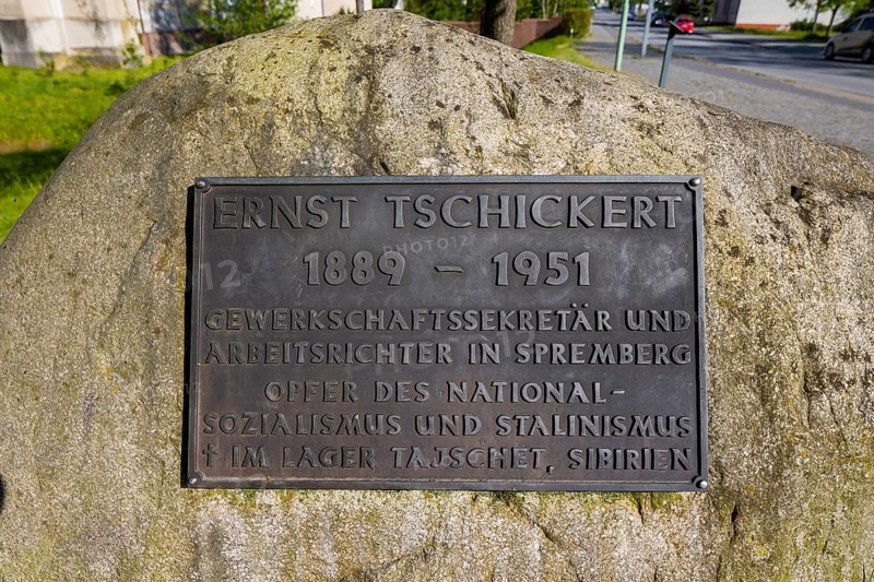 The plaque commemorates the Spremberg trade union secretary and labour judge Ernst Tschickert, who became a victim of National Socialism and Stalinism and lost his life in a Siberian prison camp in 1951, Spremberg, Brandenburg, Germany, Europe