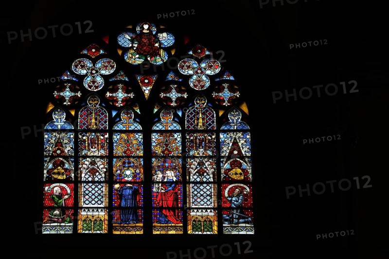 Church window with Mary, Jesus and knight figures, interior view, arts and crafts, stained glass, black, silhouette, St Catherine's Church, Oppenheim, Rhine-Hesse region, Rhineland-Palatinate, Germany, Europe