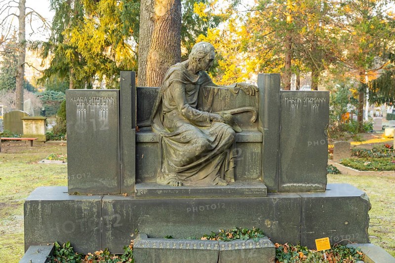 The Trinitatisfriedhof cemetery in Dresden's Johannstadt district is one of the city's burial grounds originally laid out as an epidemic cemetery alongside the Eliasfriedhof cemetery. Due to its artistic design, it is one of the most important cemeteries in Dresden in terms of urban history and cultural history and is the fifth largest cemetery in the city. Gravestone for Klara and Martin Sitzmann, sandstone, cast zinc figure, Dresden, Saxony, Germany, Europe