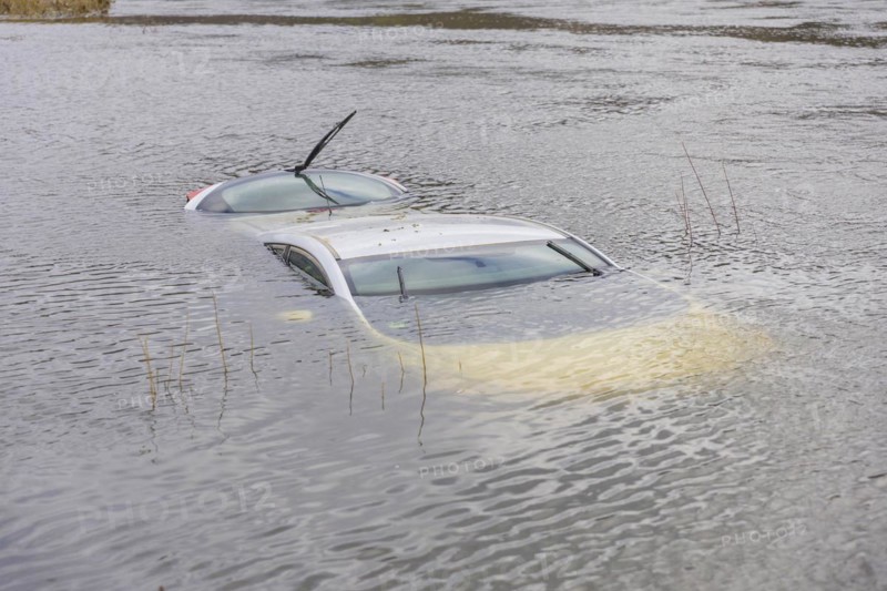 Recently, an inadequately secured car sank in the flood waters of the Elbe and was only located after an extensive search. The recovery is still pending, Dresden, Saxony, Germany, Europe