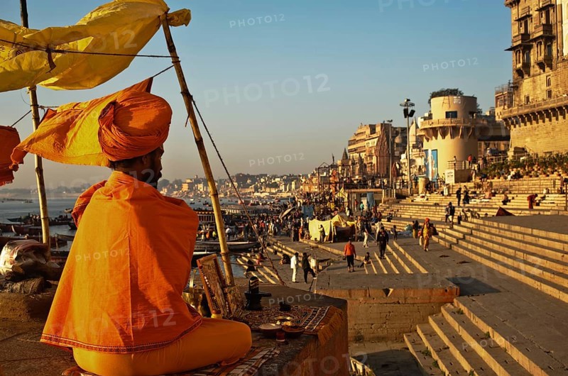 Hindu ascetic meditating on the ghats, Varanasi, India, Asia