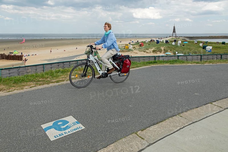 Cyclist, marking, start or end of Elbe cycle path, Kugelbake, Cuxhaven, Lower Saxony, Germany, Europe