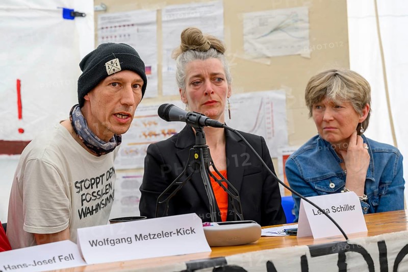 Wolfgang Metzeler-Kick announces on the 78th day of his hunger strike that from now on he will stop drinking juice and only take water, salts and vitamins. On the right, Lena Schiller (moderator of the press conference) and PD Dr Susanne Koch (medical supervisor of the hunger strike and activist with Scientist Rebellion) . Hunger strike camp, Invalidenpark, Berlin, 23 May 2024