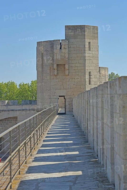 Battlements with battlements and Porte des Cordeliers, town gate, historic town fortifications, town wall, Aigues-Mortes, Gard, Camargue, Provence, France, Europe