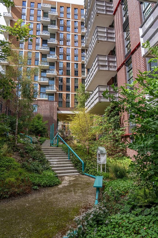 De Groene Kaap residential complex, in the Rotterdam Feijenoord district, on the Maashaven, Katendrecht neighbourhood, 450 flats and shops, spread over 5-19 storey buildings, with many inner courtyards, balconies and an accessible roof garden, partly over bridges, partly as a kitchen garden, which extends over all buildings and can also be used by the public, lots of greenery to promote the microclimate, energy-efficient construction, Netherlands
