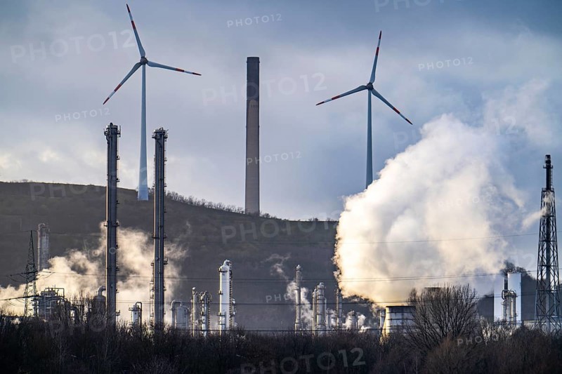 Ruhr oil refineries, Oberscholven slagheap wind farm, clouds of smoke, Gelsenkrichen, North Rhine-Westphalia, Germany, Europe