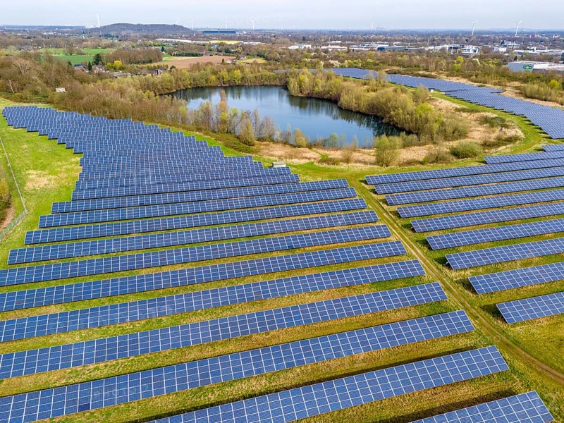 Mühlenfeld solar park, near Neukirchen-Vluyn, over 15, 000 solar modules spread over 24 hectares, generating 3.5 million kilowatt hours per year, North Rhine-Westphalia, Germany, Europe