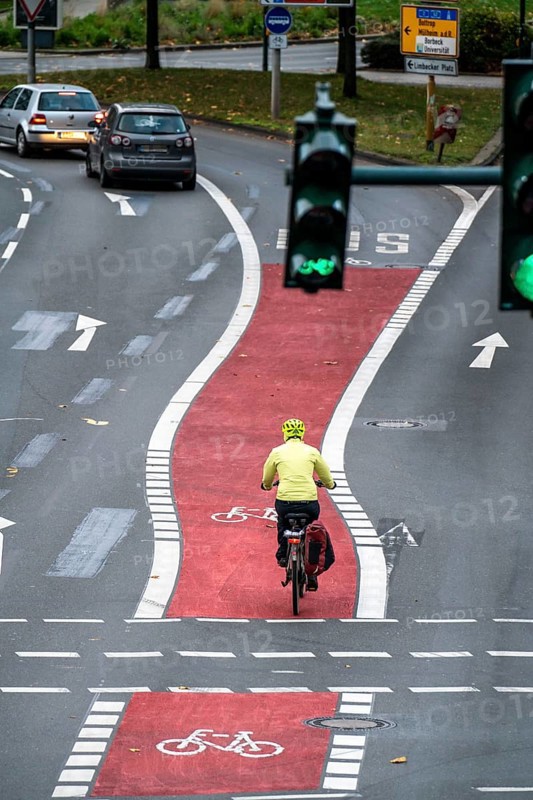 The new environmental lane on Schützenbahn street in Essen city centre, cyclists and buses have their own lane, traffic lights give cyclists a time advantage over cars, Essen, North Rhine-Westphalia, Germany, Europe