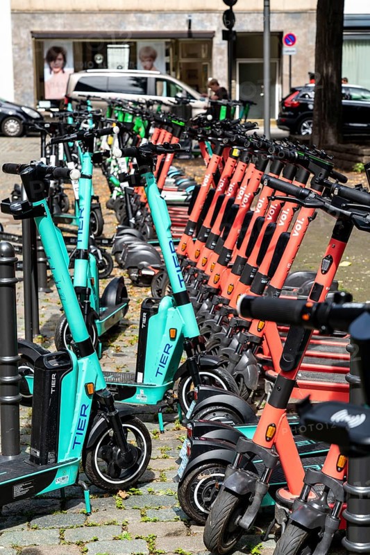Electric scooters, e-scooters are parked in large numbers on the Burgmauer road, in front of Cologne Cathedral, legal parking area, partly signposted, Cologne, North Rhine-Westphalia, Germany, Europe