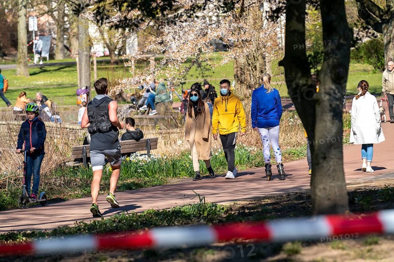 The city garden in the city centre of Essen, Saturday, 04.04.20, people keep to the contact ban, keep their distance, not many visitors despite sun and spring weather, effects of the corona crisis in Germany
