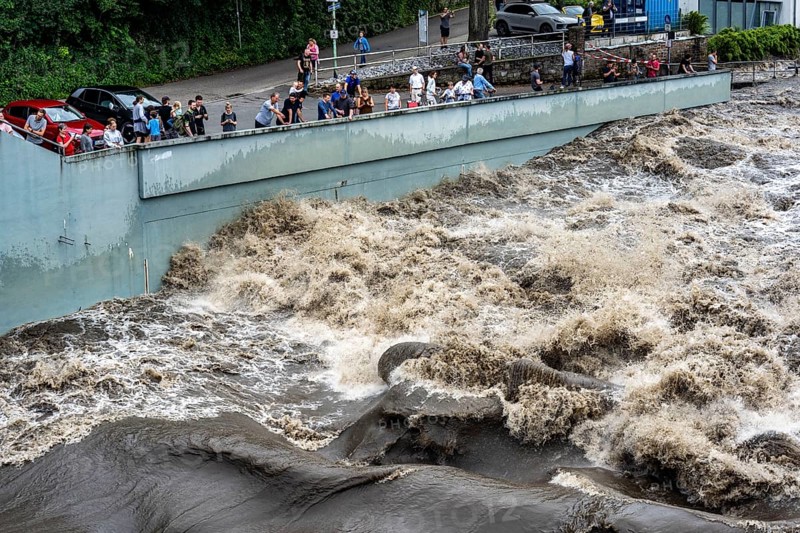 Weir of the Lake Baldeney in Essen, the masses of water roar through the open weirs, spectators, onlookers, high water on the Ruhr, after long heavy rains the river came out of its bed and flooded the landscape and villages, the highest water level ever measured, North Rhine-Westphalia, Germany, Europe