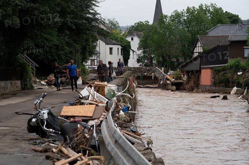 Flood in North Rhine-Westphalia, the village of Iversheim on the Erft was almost completely flooded Damage to almost all buildings and the road, clean-up work, Iversheim, district of Bad Münstereifel, North Rhine-Westphalia, Germany, Europe
