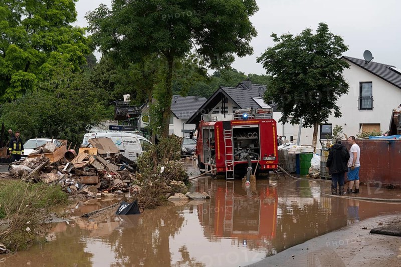 Flood in North Rhine-Westphalia, the village of Iversheim on the Erft was almost completely flooded Damage to almost all buildings and the road, clean-up work, fire brigade pumping out cellars, Iversheim, district of Bad Münstereifel, North Rhine-Westphalia, Germany, Europe