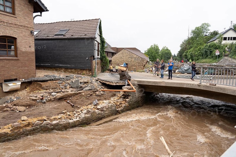 Flood in North Rhine-Westphalia, the village of Iversheim on the Erft was almost completely flooded Damage to almost all buildings and the road, clean-up work, Iversheim, district of Bad Münstereifel, North Rhine-Westphalia, Germany, Europe