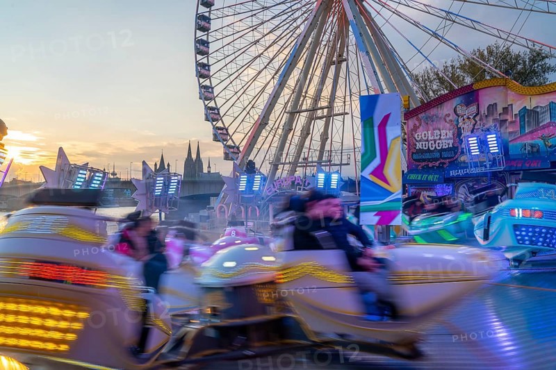 Deutz funfair on the Rhine, at Easter, funfair, break-dancer ride, Ferris wheel, Cologne Cathedral, Cologne, North Rhine-Westphalia, Germany, Europe