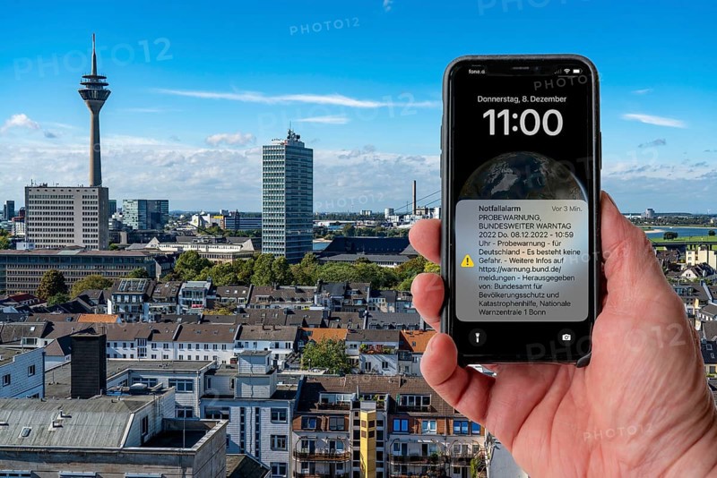 Warning day, 08.12.22 in Germany, first trial warning via cell broadcast, automatic alerting of the population in an emergency, via SMS to mobile phones, simultaneous siren test and information via the NINA warning app