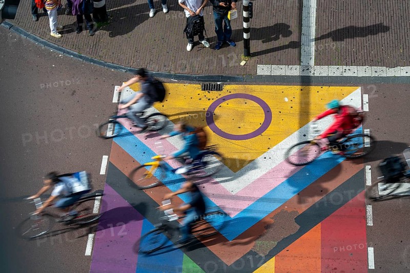 Pedestrian crossing, intersection at Lange Viestraat, markings for cars and bicycles, green phase only for cyclists to be able to turn safely in all directions, Utrecht Netherlands