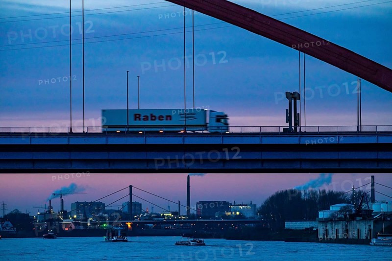 Bridge of Solidarity, road bridge between the districts of Rheinhausen and Hochfeld, over the river Rhine, in Duisburg, North Rhine-Westphalia, Germany, Europe
