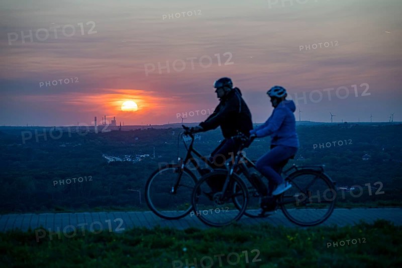 Evening atmosphere on the Hoheward spoil tip, with the STEAG Walsum CHP plant in the background, in Duisburg, the largest spoil tip in the Ruhr region, between Herten and Recklinghausen, North Rhine-Westphalia, Germany, Europe