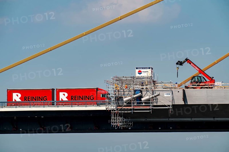 New construction of the motorway bridge Neuenkamp of the A40, over the Rhine near Duisburg, scaffolder, Parallel to the existing bridge, the new bridge is being built, the old one demolished and a second one built, North Rhine-Westphalia, Germany, Europe