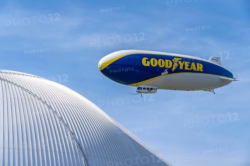 The Zeppelin NT, newly stationed at Essen/Mülheim Airport, undertakes sightseeing flights over the Rhine-Ruhr area, landing approach, airship hangar of the WDL Group, Mülheim an der Ruhr, North Rhine-Westphalia, Germany, Europe