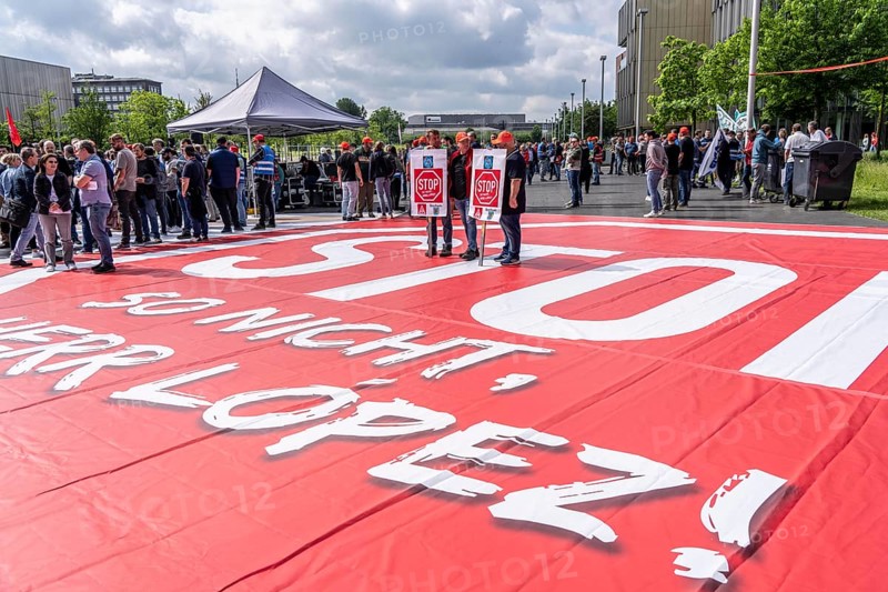 Demonstration by many thousands of steelworkers in front of the ThyssenKrupp headquarters in Essen against massive job cuts following the involvement of a foreign investor in the company, massive criticism of Group CEO Miguel López, North Rhine-Westphalia, Germany, Europe