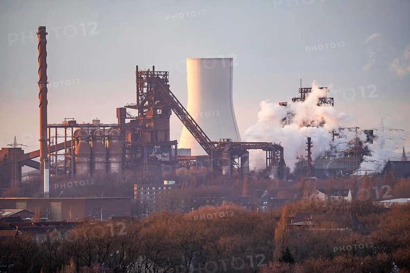 Skyline of the steel location Duisburg, Thyssenkrupp Steel Europe, in Duisburg-Bruckhausen, sunset, industrial scenery, North Rhine-Westphalia, Germany Blast furnaces Schwelgern 1 and 2, cooling tower of the coal-fired power plant Walsum