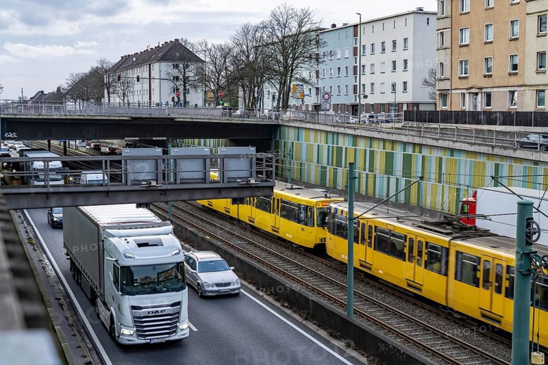 The Hausackerbrücke, inner-city road bridge over the A40 motorway and the U18 light rail line, between Essen-Frohnhausen and Holsterhausen, extensively renovated in 2018, is already dilapidated again and has to be demolished, to be rebuilt in 2026, for which the A40 motorway and the tram line must be closed, North Rhine-Westphalia, Germany, Europe