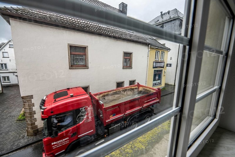 City centre traffic, lorry driving through the town of Breckerfeld, narrow passage in Frankfurter Straße, right next to the residential buildings, Ennepe-Ruhr district, North Rhine-Westphalia, Germany, Europe