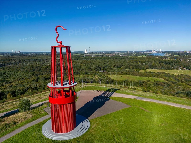 Rheinpreussen spoil tip in Mörs, spoil tip sign Das Geleucht, light installation, over the Rhine near Duisburg Bruckhausen, Marxloh, Thyssenkrupp Steel steelworks, blast furnaces, sintering plant, Duisburg, North Rhine-Westphalia, Germany, Europe