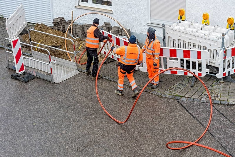 Construction workers laying fibre optic cable, cable trench, construction site, fibre optic expansion, house connection, fast Internet, residential area, rural, village, Marzling, Upper Bavaria, Bavaria, Germany, Europe