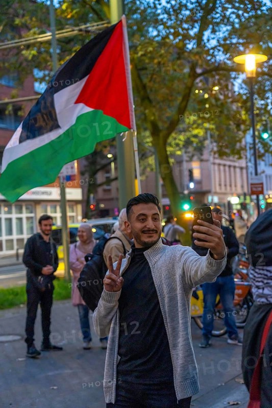 Demonstration by pro-Palestinian activists in Duisburg-Hochfeld, around 110 demonstrators marched through the neighbourhood justifying Hamas' attack against Israel, Duisburg, North Rhine-Westphalia, Germany, Europe