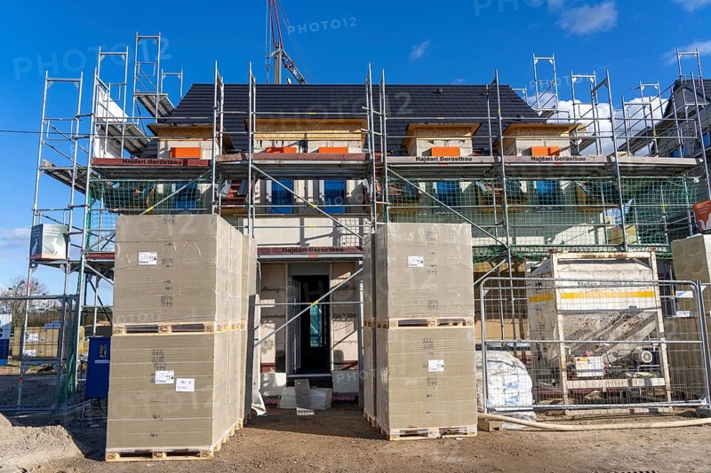 New-build neighbourhood, around 140 detached and semi-detached houses being built in the south of Duisburg, various developers, shells, construction work, North Rhine-Westphalia, Germany, Europe