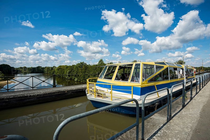 Canal bridge over the Allier, Pont canal de Guétin, Loire Canal, near Nevers, Loire Valley, Département Cher, Centre, France, Europe